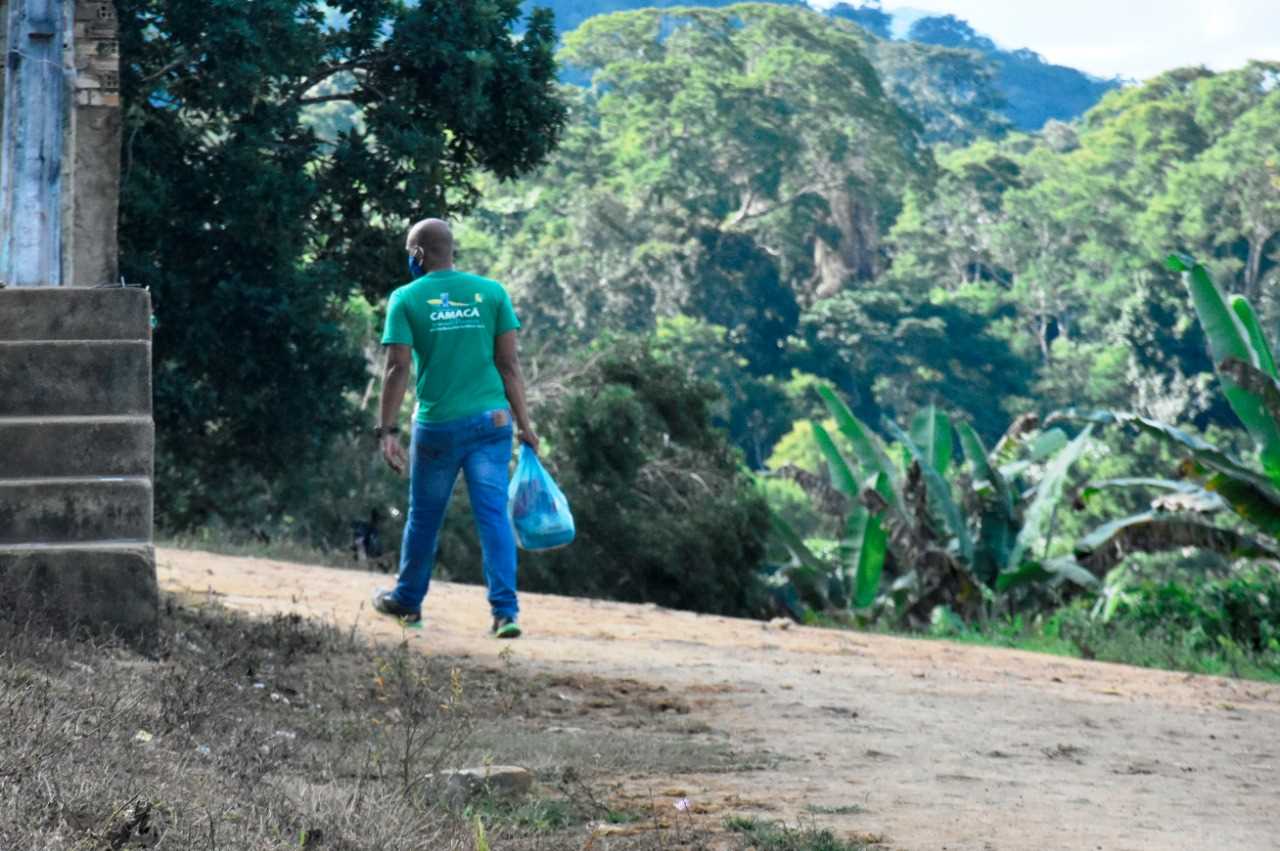 Camacã: Famílias do Assentamento Nova Ipiranga recebem cesta básicas e máscaras